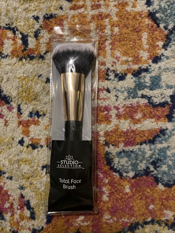 Studio Selection Brand Total Face Brush Synthetic Hair Fiber Wood Handle Full Sz