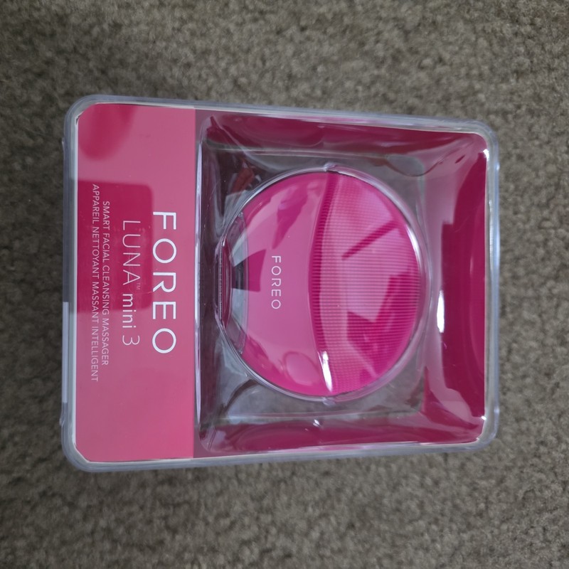 FOREO Luna Mini 3 Smart Facial Cleansing Massager – Fuchsia – Brand New!