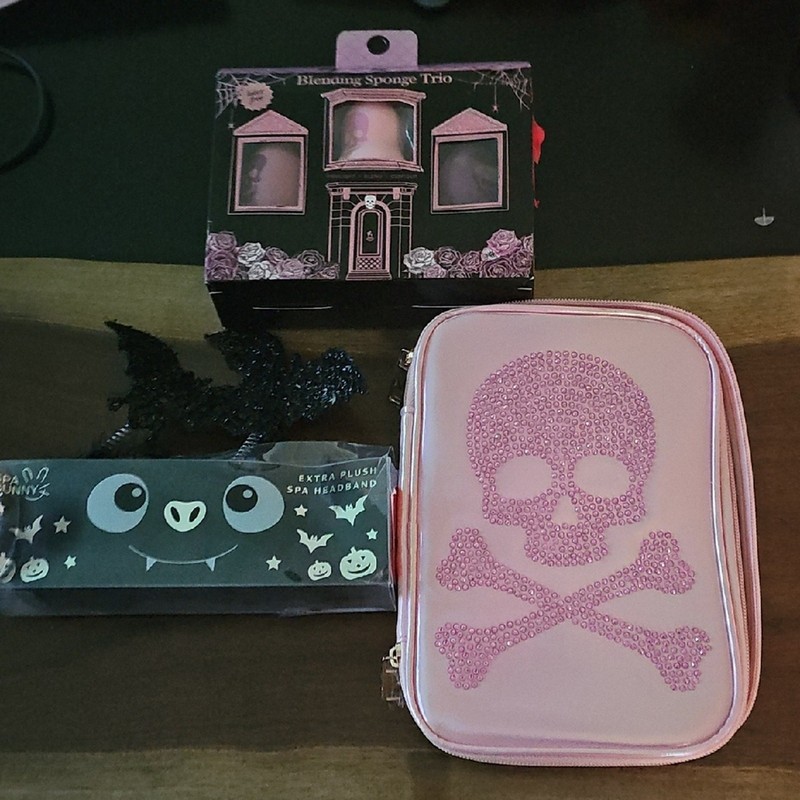 Halloween Beauty Bundle Skull And Crossbones Makeup Brushes Blending Sponges Spa