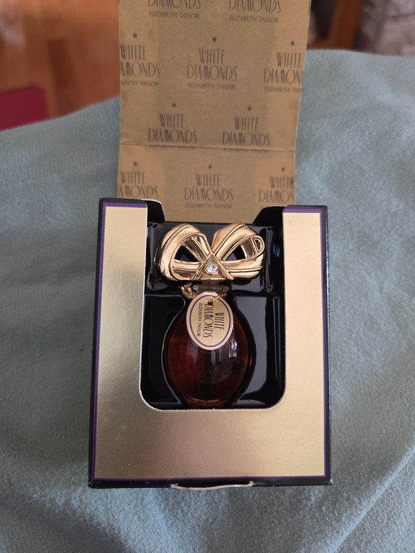 White Diamonds By Elizabeth Taylor 1/8 Fl Oz Parfum Mini gallery