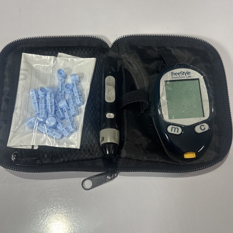 Abbott FreeStyle Freedom Lite Meter + Case + Lancing Device + 10 Lancets