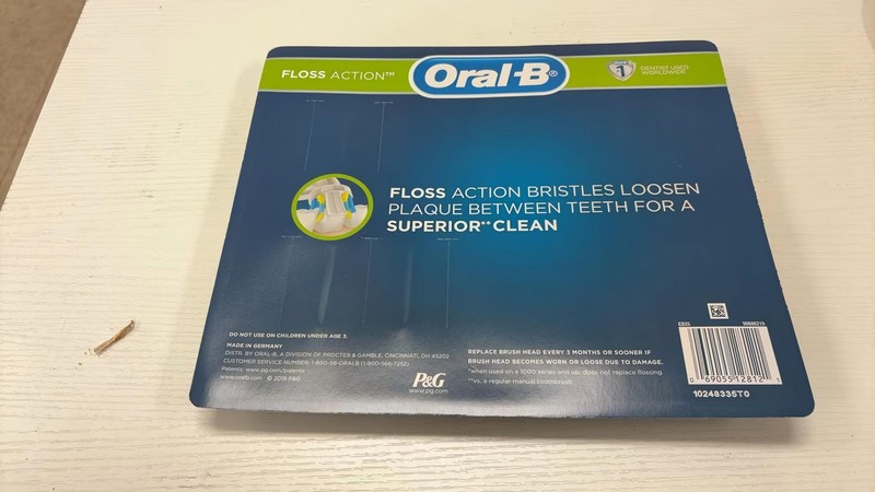 Oral-B Floss Action Replacement Brush Heads with Bacterial Protection 5 count gallery