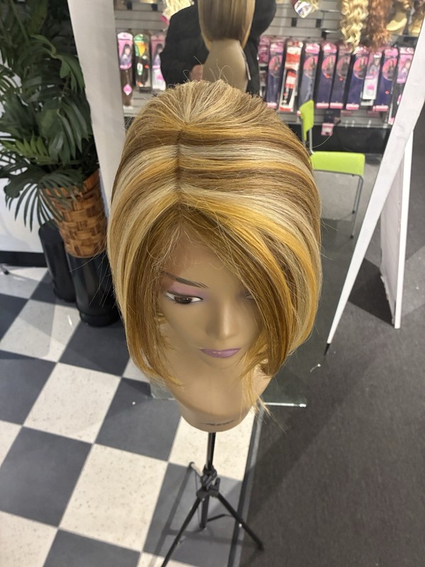 Sleek Quality Lacefront Wig gallery