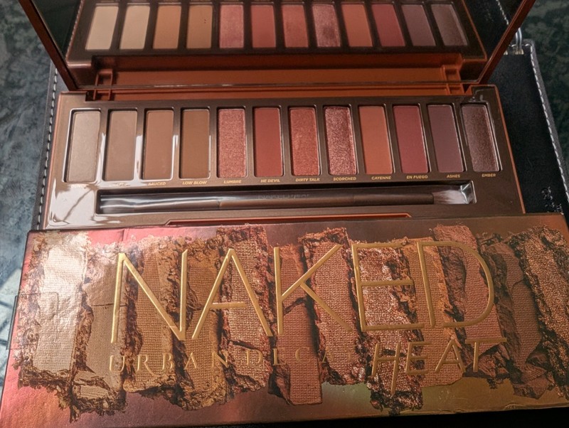 Urban Decay Naked Heat 12 Shades Eyeshadow Palette