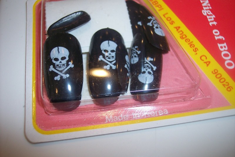 1970’S LA CHARME BLACK SKULL AND CROSS BONES HALLOWEEN PIRATE PRESS-ON NAILS