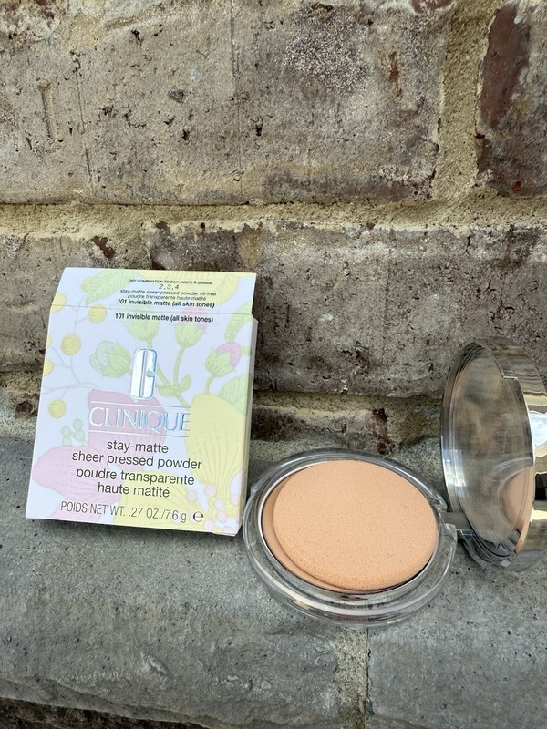 Clinique Stay-Matte Sheer Pressed Powder 101 INVISIBLE MATTE .27 oz / 7.6 g NIB